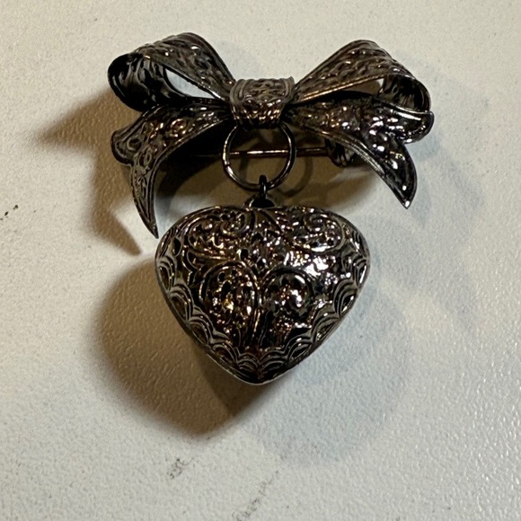 Vintage Bow Heart Dangle Brooch Dark Silver Tone Detailed Elegant Pin - Picture 1 of 3